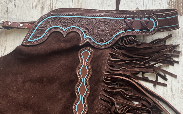 Chinks braun Wildleder mit farbigen Piping türkis